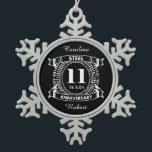 Adorno De Peltre Tipo Copo De Nieve 11.º aniversario del boda<br><div class="desc">Su undécimo aniversario boda tiene el regalo tradicional es el acero. Este diseño de estilo escudo es un diseño romántico para parejas que celebran 11 años de matrimonio. Si quieres ayuda para personalizar este diseño, por favor contacta conmigo, es un botón de preguntar a este diseñador, justo debajo de este...</div>