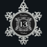 Adorno De Peltre Tipo Copo De Nieve 13.º lugar del aniversario del boda<br><div class="desc">Su décimo tercer aniversario de boda tiene el regalo tradicional de encaje. Este diseño de estilo escudo es un diseño romántico para parejas que celebran 13 años de matrimonio. Si quieres ayuda para personalizar este diseño, por favor contacta conmigo, es un botón de preguntar a este diseñador, justo debajo de...</div>