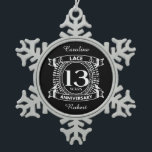 Adorno De Peltre Tipo Copo De Nieve 13.º lugar del aniversario del boda<br><div class="desc">Su décimo tercer aniversario de boda tiene el regalo tradicional de encaje. Este diseño de estilo escudo es un diseño romántico para parejas que celebran 13 años de matrimonio. Si quieres ayuda para personalizar este diseño, por favor contacta conmigo, es un botón de preguntar a este diseñador, justo debajo de...</div>
