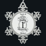 Adorno De Peltre Tipo Copo De Nieve 1.ᵉʳ Aniversario Boda<br><div class="desc">Un placer para conmemorar tu primer aniversario de boda. El escudo como el diseño en blanco y negro,  con rosas y viñas románticas. Una gran manera de conmemorar tu primer año de matrimonio,  tu aniversario de papel.</div>