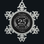 Adorno De Peltre Tipo Copo De Nieve 25 años del boda plateado<br><div class="desc">Un diseño para celebrar 25 años de matrimonio. Este diseño tiene un diseño de laurel de color plateado (gris) sobre un fondo negro. La plata es el regalo tradicional para esta ocasión. El texto dice el aniversario de Silver 25 años. Un diseño romántico para celebrar tu 25 aniversario de matrimonio....</div>