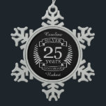 Adorno De Peltre Tipo Copo De Nieve 25 años del boda plateado<br><div class="desc">Un diseño para celebrar 25 años de matrimonio. Este diseño tiene un diseño de laurel de color plateado (gris) sobre un fondo negro. La plata es el regalo tradicional para esta ocasión. El texto dice el aniversario de Silver 25 años. Un diseño romántico para celebrar tu 25 aniversario de matrimonio....</div>