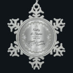 Adorno De Peltre Tipo Copo De Nieve 25to aniversario de boda de los diamantes<br><div class="desc">La elegancia opulenta enmarca este 25to diseño del aniversario de boda en un diseño horneado a la crema y con pan rallado único del diamante con el diamante de centro de la lágrima con los falsos diamantes en forma de corazón y las falsas chispas añadidas en una pendiente del tono...</div>