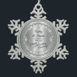 Adorno De Peltre Tipo Copo De Nieve 25to aniversario de boda de los diamantes<br><div class="desc">La elegancia opulenta enmarca este 25to diseño del aniversario de boda en un diseño horneado a la crema y con pan rallado único del diamante con el diamante de centro de la lágrima con los falsos diamantes en forma de corazón y las falsas chispas añadidas en una pendiente del tono...</div>