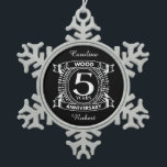 Adorno De Peltre Tipo Copo De Nieve 5.º boda escudo afligido<br><div class="desc">Un diseño para celebrar tu quinto año de matrimonio. Este primer diseño de aniversario de boda tiene un escudo blanco angustiado, con el textil de madera, 5 años , aniversario. Si quieres ayuda para personalizar este diseño, por favor contacta conmigo, es un botón de preguntar a este diseñador, justo debajo...</div>