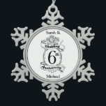Adorno De Peltre Tipo Copo De Nieve 6.ª Rosa Boda Aniversario<br><div class="desc">Un diseño agudo para conmemorar tu sexto aniversario de boda. Se puede añadir el nombre del marido y la mujer a este diseño blanco y negro,  con rosas románticas,  negras y blancas. Si quieres ayuda para personalizar este diseño de sexto aniversario,  por favor,  no dudes en contactarme.</div>