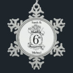 Adorno De Peltre Tipo Copo De Nieve 6.ª Rosa Boda Aniversario<br><div class="desc">Un diseño agudo para conmemorar tu sexto aniversario de boda. Se puede añadir el nombre del marido y la mujer a este diseño blanco y negro,  con rosas románticas,  negras y blancas. Si quieres ayuda para personalizar este diseño de sexto aniversario,  por favor,  no dudes en contactarme.</div>