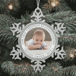 Adorno De Peltre Tipo Copo De Nieve Abuelos 1ª Navidad Baby Photo Modern<br><div class="desc">Celebra el precioso regalo de tu nuevo miembro de la familia con un elegante adorno de fotos metalizado de copos de nieve de "Nuestra primera Navidad como abuelos". El diseño neutral de género es adecuado para un niño recién nacido o nieto chica. La imagen y todo el texto de esta...</div>