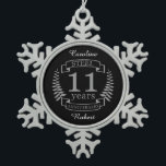 Adorno De Peltre Tipo Copo De Nieve Acero Undécimo aniversario boda 11 años<br><div class="desc">Un diseño para celebrar 11 años de matrimonio. Este diseño tiene un diseño de laurel de color gris (acero) sobre un fondo negro. El acero es el regalo tradicional para esta ocasión. El texto dice el aniversario de Steel 11 años. Un diseño romántico para celebrar tu undécimo año de matrimonio....</div>