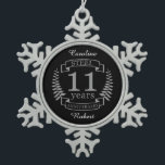 Adorno De Peltre Tipo Copo De Nieve Acero Undécimo aniversario boda 11 años<br><div class="desc">Un diseño para celebrar 11 años de matrimonio. Este diseño tiene un diseño de laurel de color gris (acero) sobre un fondo negro. El acero es el regalo tradicional para esta ocasión. El texto dice el aniversario de Steel 11 años. Un diseño romántico para celebrar tu undécimo año de matrimonio....</div>