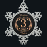 Adorno De Peltre Tipo Copo De Nieve Aniversario del boda de cuero de 3 años<br><div class="desc">Un diseño para celebrar tres años de matrimonio. Este diseño tiene un diseño de laurel color canela (cuero) sobre un fondo negro. El cuero es el regalo tradicional para esta ocasión. El texto dice 3 años de aniversario de cuero. Un diseño romántico para celebrar tu tercer año de matrimonio. Si...</div>