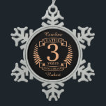 Adorno De Peltre Tipo Copo De Nieve Aniversario del boda de cuero de 3 años<br><div class="desc">Un diseño para celebrar tres años de matrimonio. Este diseño tiene un diseño de laurel color canela (cuero) sobre un fondo negro. El cuero es el regalo tradicional para esta ocasión. El texto dice 3 años de aniversario de cuero. Un diseño romántico para celebrar tu tercer año de matrimonio. Si...</div>