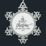 Adorno De Peltre Tipo Copo De Nieve Árbol de Navidad Nuestra Primera Navidad como Sr.<br><div class="desc">Este árbol de navidad "nuestra primera navidad como mr y mrs" es el adorno perfecto y romántico del árbol de navidad, decoración y conservado. El diseño presenta un anillo de diamantes, y las palabras "nuestra primera navidad como mr y mrs" con el año arreglado para parecerse a un árbol de...</div>