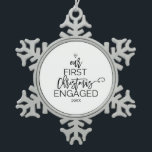 Adorno De Peltre Tipo Copo De Nieve Árbol de Navidad Nuestra Primera Navidad Compromet<br><div class="desc">Este árbol de navidad "nuestro primer adorno de navidad comprometida" es la perfecta decoración romántica de los árboles de navidad y conservado. El diseño presenta un anillo de diamantes,  y las palabras "nuestra primera navidad comprometida" con el año todo arreglado para parecerse a un árbol de navidad.</div>