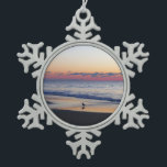 Adorno De Peltre Tipo Copo De Nieve Bethany Beach Sunrise I<br><div class="desc">Algunas playas de la costa este están llenas de gente y edificios y otras están llenas de naturaleza. Aquí hay una foto de una playa tranquila de Delaware, Bethany Beach, durante la temporada baja de abril. Visita nuestra tienda para ver más hermosas fotos del amanecer. Esta imagen también aparece en...</div>