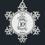 Adorno De Peltre Tipo Copo De Nieve bodas Rosas<br><div class="desc">Un diseño agudo para conmemorar tu décimo aniversario de boda. Se puede añadir el nombre del marido y la mujer a este diseño blanco y negro,  con rosas románticas,  negras y blancas. Si quieres ayuda para personalizar este diseño de este décimo aniversario,  por favor,  no dudes en contactarme.</div>