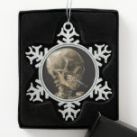 Adorno De Peltre Tipo Copo De Nieve Calavera con arte Vicente van Gogh<br><div class="desc">Vicente van Gogh (Holandés, 1853 - 1890) Calavera de un esqueleto con cigarrillo en llamas, 1885-86, Aceite sobre lienzo sin marco: 32 cm × 24, 5 cm (13 in × 9, 6 pulgadas) Trabajo inicial de Vincent van Gogh. Este pequeño cuadro forma parte de la colección permanente del Museo Van...</div>