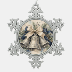 Adorno De Peltre Tipo Copo De Nieve Campanas de Navidad de plata elegantes en acuarela