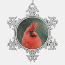 Adorno De Peltre Tipo Copo De Nieve Cardenal en un pino durante una tormenta de nieve