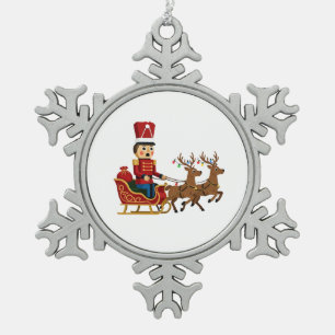 Adorno De Peltre Tipo Copo De Nieve Cascanueces montando un trineo mágico de Navidad