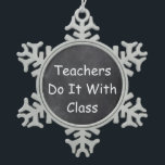 Adorno De Peltre Tipo Copo De Nieve Clase Chalkboard Diseño Idea de regalo<br><div class="desc">Maestros Clase Maestros Chalkboard Diseño Profesor Regalo Idea Ornamento Árbol de Navidad</div>