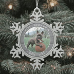 Adorno De Peltre Tipo Copo De Nieve Cualquier texto Mejor Perro Foto Simple Falso Gris<br><div class="desc">Celebra las simples alegrías de tu furioso miembro de tu familia con esta foto personalizado y el ornamento metalizado de copos de nieve. La redacción y la imagen de esta plantilla son fáciles de personalizar. (CONSEJOS DE DISEÑO DE IMÁGENES Y TEXTO: 1) Para ajustar la posición de la redacción, agregue...</div>