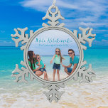 Adorno De Peltre Tipo Copo De Nieve Cute Coastal Photo Beach Family Vacaciones Keepsak<br><div class="desc">Moda personalizable playa familia foto conmemoración de Navidad que lee Mele Kalikimaka o tu texto personalizado con tu foto tropical favorita al sol. Añade una fotografía completa de tu recuerdo favorito de tus vacaciones en la isla a la costa. Un hermoso regalo de honor de vacaciones costeras con escritura azul...</div>