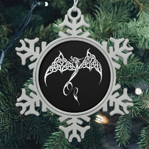 Adorno De Peltre Tipo Copo De Nieve Dragón Tribal Celta Entrelazado Negro Blanco Fanta