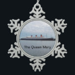 Adorno De Peltre Tipo Copo De Nieve El ornamento del barco de cruceros de Queen Mary<br><div class="desc">Este ornamento del árbol de navidad con Queen Mary es especial porque es un barco de cruceros viejo magnífico de antaño. Es el cumpleaños o el regalo perfecto del navidad para cualquier persona que ame el cruzar,  o ha estado en Queen Mary,  ahora atracado permanentemente en Long Beach,  California.</div>