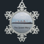Adorno De Peltre Tipo Copo De Nieve El ornamento del barco de cruceros de Queen Mary<br><div class="desc">Este ornamento del árbol de navidad con Queen Mary es especial porque es un barco de cruceros viejo magnífico de antaño. Es el cumpleaños o el regalo perfecto del navidad para cualquier persona que ame el cruzar,  o ha estado en Queen Mary,  ahora atracado permanentemente en Long Beach,  California.</div>