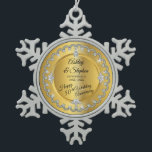 Adorno De Peltre Tipo Copo De Nieve Elegante Diamantes de Oro 50 Aniversario Boda<br><div class="desc">Esta elegancia ostentosa enmarca este diseño boda de aniversario en un diseño único de diamante de vieiras con rombo central con diamantes falsos en forma de corazón y con chispas falsas en un gradiente de tono dorado. Por favor, tenga en cuenta que todos los adornos están impresos y solamente están...</div>