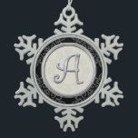 Adorno De Peltre Tipo Copo De Nieve Elegante Monograma A Plateado<br><div class="desc">Diseño inicial de un elegante monograma plateado para añadir elegancia a tu adorno festivo.Los adornos navideños monogramados serán una gran adición a la decoración de tus Navidades.El adorno navideño monogramado de plata está disponible en todas las iniciales del alfabeto.</div>