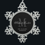 Adorno De Peltre Tipo Copo De Nieve Elegante Monograma establecido para recién casados<br><div class="desc">Consiga un conservador perfecto con este elegante nombre monograma establecido para recién casados ornamento navideño de copo de nieve. El personalizable es moderno, en blanco, negro y gris. Los primeros nombres de novia y novio están en el centro con letras modernas de escritura a mano en blanco y la inicial...</div>