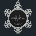 Adorno De Peltre Tipo Copo De Nieve Elegante Monograma establecido para recién casados<br><div class="desc">Consiga un conservador perfecto con este elegante nombre monograma establecido para recién casados ornamento navideño de copo de nieve. El personalizable es moderno, en blanco, negro y gris. Los primeros nombres de novia y novio están en el centro con letras modernas de escritura a mano en blanco y la inicial...</div>