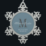 Adorno De Peltre Tipo Copo De Nieve Elegantes recién casados Nombre del Monograma Azul<br><div class="desc">Consiga un conservador perfecto con este Elegante Monograma Azul de Noviembre de Nochebuena Ornamento de Navidad. Se trata de un personalizable moderno de colores polvorientos azules, blancos y grises. Los primeros nombres de novia y novio están en el centro con letras modernas de escritura a mano en blanco y la...</div>