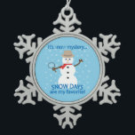Adorno De Peltre Tipo Copo De Nieve Es el detective Snowman Blue<br><div class="desc">¡¡Día de la Nieve!! Hay recuerdos especiales de escuchar la radio en un día de tormenta de invierno con la esperanza de escuchar a nuestro sistema escolar en la lista de cierres. Cuando finalmente se anunció, sonó una alegría feliz a través de la casa, pues todos nos fuimos a la...</div>