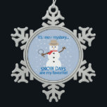 Adorno De Peltre Tipo Copo De Nieve Es el detective Snowman de now<br><div class="desc">¡¡Día de la Nieve!! Hay recuerdos especiales de escuchar la radio en un día de tormenta de invierno con la esperanza de escuchar a nuestro sistema escolar en la lista de cierres. Cuando finalmente se anunció, sonó una alegría feliz a través de la casa, pues todos nos fuimos a la...</div>