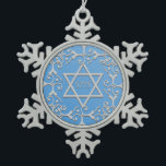 Adorno De Peltre Tipo Copo De Nieve ESTRELLA azul de la elegancia de plata de DAVID<br><div class="desc">Diseño precioso de la voluta en plata sobre un fondo azul de la pendiente.  Una estrella de David adorna el centro,  con el año judío dentro.  Modifique o quite el año para requisitos particulares.</div>