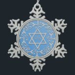Adorno De Peltre Tipo Copo De Nieve ESTRELLA azul de la elegancia de plata de DAVID<br><div class="desc">Diseño precioso de la voluta en plata sobre un fondo azul de la pendiente.  Una estrella de David adorna el centro,  con el año judío dentro.  Modifique o quite el año para requisitos particulares.</div>