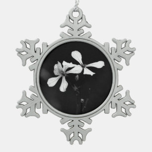 Adorno De Peltre Tipo Copo De Nieve floral en blanco y negro minimalista
