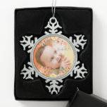 Adorno De Peltre Tipo Copo De Nieve Foto de hija de flor personalizada hijo nieto<br><div class="desc">Celebra la alegría de la familia durante la temporada navideña con nuestro Floral Personalizado Hija Nieto Nieto Nieto Fotografía de Copo de Nieve Ornamento navideño de Navidad. Este bonito ornamento está decorado con un elegante diseño de copos de nieve adornado con acentos florales, lo que lo convierte en una adición...</div>