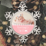 Adorno De Peltre Tipo Copo De Nieve Foto de Keepsake del bebé rosado para Navidad<br><div class="desc">Celebra la primera Navidad especial de una bebé con este adorno de keepsake,  con copos de nieve blancos y texto con fondo rosado. Personalízalo con la foto,  el nombre y el año de nacimiento del bebé.</div>