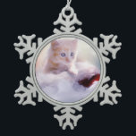 Adorno De Peltre Tipo Copo De Nieve Fotografía de Kitten Navidades Cute<br><div class="desc">Un adorno navideño con una fotografía de un gatito sentado sobre un suave sombrero blanco y rojo de Papá Noel. Luces brillantes borrosas cuelgan el fondo.</div>