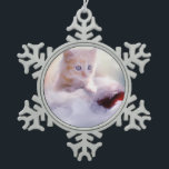 Adorno De Peltre Tipo Copo De Nieve Fotografía de Kitten Navidades Cute<br><div class="desc">Un adorno navideño con una fotografía de un gatito sentado sobre un suave sombrero blanco y rojo de Papá Noel. Luces brillantes borrosas cuelgan el fondo.</div>
