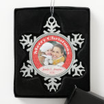 Adorno De Peltre Tipo Copo De Nieve Fotos de la navidad roja de encaje<br><div class="desc">Ornamento de copo de nieve de aguijón rojo bonito con tu foto y nombre y año personalizado. El elegante estilo de encaje rojo de las estrellas y las flores interrelacionadas recuerda al antiguo arte de hacer encajes.</div>