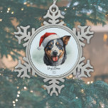 Adorno De Peltre Tipo Copo De Nieve Ganado bovino australiano Dog Santa Hat Monograma<br><div class="desc">Celebra los 'Felices Pascuas' con nuestro Monograma de Alumnos de Aroma de Aroma de Aroma de Vapor Australiano Ornamento de Navidad de Alumnos de Vapor! 🎄 🐾 Este ornamento presenta un diseño elegante y moderno que muestra una imagen real de un perro de ganado australiano blanco negro y marrón (conocido...</div>