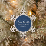 Adorno De Peltre Tipo Copo De Nieve Guardar la Invitación del Boda de script de person<br><div class="desc">Guardar la fecha,  personalizado guión texto Boda Invitación Snowflake Pewter Navidad Ornament. Elegante adorno azul marino y blanco.</div>