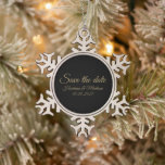Adorno De Peltre Tipo Copo De Nieve Guardar la Invitación del Boda de script de person<br><div class="desc">Guardar la fecha,  personalizado guión texto Boda Invitación Snowflake Pewter Navidad Ornament. Elegante ornamento de texto negro y oro falso.</div>