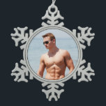 Adorno De Peltre Tipo Copo De Nieve Hot Guy Bare Chest Muscular Abs Beach Shirless<br><div class="desc">Hot Guy Bare Chest Muscular Abs Beach Shirless Photo Ornament - Cuelga a este sexy chico caliente en tu árbol de vacaciones o cosas como un caldo para esa persona especial con este adorno navideño masculino de Navidad.</div>