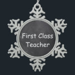 Adorno De Peltre Tipo Copo De Nieve Idea de regalo de diseño de tablero de Chalkboard<br><div class="desc">Profesor de primera clase Chalkboard Diseño Teacher Regalo Idea Ornamento de árbol de Navidad</div>
